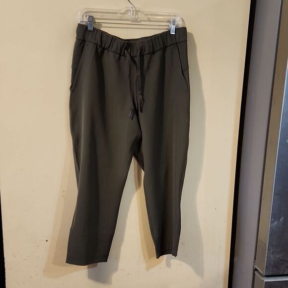 Cute Lululemon crop pants Size 8 NWOT - Picture 1 of 6